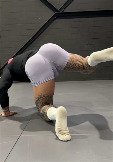 THE BEST GLUTE ACTIVATION WORKOUT!⤵️ SAVE & TRY!👊 -Straight Leg Kickbacks: 25 Reps -Donkey Kick: 15 Reps -Clam Shells: 15 Reps -Clam Shell Pumps: 10 Reps -Side Kickouts: 10 Reps -Glute Rainbow: 10 Reps -Squat Hold: 30 Seconds 3 ROUNDS EACH LEG!