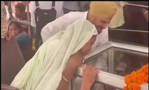 Sidhu Moosewala funeral: Father removes turban in emotional gesture to crowd gathered at cremation site