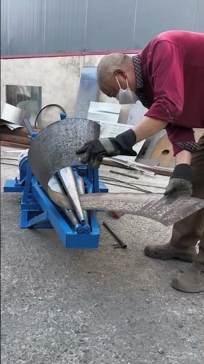 The master taught on-site how to use the cone rolling machine to roll cones