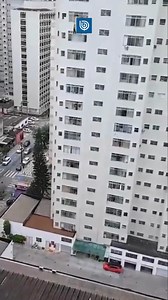 Minutos de terror vivió una brasileña el pasado martes, tras quedar colgando de una ventana del piso 15 de un edificio, cuando limpiaba los vidrios. Según señala O Globo, esto ocurrió Guarajá, en São Paulo, y se volvió viral, luego que una persona captara el momento exacto de la emergencia. En el video se puede ver a la mujer gritar desesperadamente, mientras lograba sujetarse con la punta del pie en el marco de la ventana del piso 14. | Radio Bio Bio