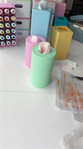 these piping bag dispensers have been one of my fave things that ive created! ☺️ Mixing and bagging icing is one of the tasks that takes me the longest so having all my bag sizes organized and being able to pull out a bag without digging through all the supplies in my cart is a game changer for me 🤣 I made the square version a few months ago and im so blown away by how many people loved them. (thank you everyone!!🥹) I wanted to go back and add a round version of them that has a screw on lid! S