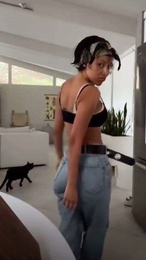 𝒟𝑜𝒿𝒶 𝒞𝒶𝓉 𝐹𝒶𝓃𝓅𝒶𝑔𝑒 🤍 on Instagram: "Doja dancing on live ❤️‍🔥 . . . #dojacat #dojacatlive #dojacatdance #dancing #twerk #dojacattwerking #dojakitten #dojacatmemes #instagramlive #dojacatsayso #dojacatchoreography #choreography #dojacatfanpage"