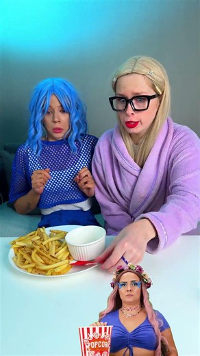😻 Snack Attack: A Hilarious Hack or Total Mayhem? #shorts #snackhack #funny