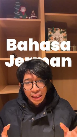 Cahyo | Scholarship Content on Instagram: "Di Indonesia, bahasa Jerman bukan pelajaran wajib kayak bahasa Inggris. Jadi wajar banget kalau banyak yang mulai dari nol dan langsung pusing. Solusinya? Aku mau rekomendasiin DeutschPrivat.id, kursus bahasa Jerman online dengan sistem yang rapi, terstruktur, dan realistis buat pemula sampai advance. Kenapa DeutschPrivat.id? ✔️ Kelas online, bisa diikuti dari mana pun ✔️ Level CEFR A1 – C1 ✔️ Kurikulum & buku resmi: - Netzwerk Neu (A1–B1) – Klett Sprac