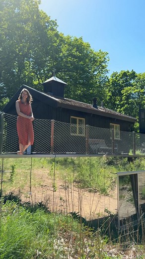 Natuurhuisje on Instagram: "Wat ooit dienst deed als kapel in de Tweede Wereldoorlog, is nu een kindvriendelijk #natuurhuisje. Als je goed kijkt, zie je de oude details terug in het huisje. ✨ Verhuurster Stella droomde van een unieke plek om te delen met anderen. En dat is haar meer dan gelukt! 😍 #linkinbio #74909 #arnhem #gelderland #veluwe"