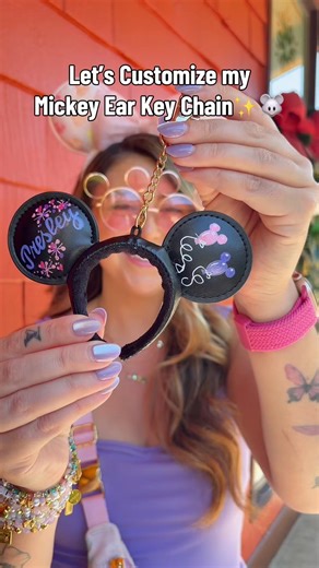 These custom Mickey keychains are taking over Disney 🎀✨ #disneymerch #disneytrend
