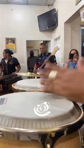 Autoridades del Centro Especializado de Atención Integral al Adulto Mayor (CEAIAM) danzaron este día con los derechohabientes al ritmo de la Marimba Nacional de Honduras. Dicha actividad se realizan como un preámbulo a la celebración del mes del Adulto Mayor. | IHSS - Instituto Hondureño de Seguridad Social
