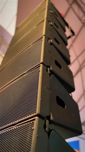 El sistema NEXO GEO M12 en combinación con el subwoofer GEO MSub18 ofrece una solución de PA lineal versátil y potente, ideal para recintos medianos que requieren cobertura uniforme en una excelente relación tamaño-rendimiento. Gracias a su diseño, el M12 garantiza coherencia de fase y directividad controlada, mientras que el MSub18 aporta una respuesta en baja frecuencia profunda y articulada, optimizando la presión sonora sin comprometer la definición. Una opción modular, escalable y perfectam