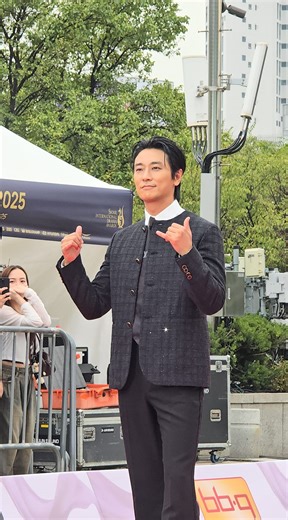 18K views · 637 reactions | Ju Ji Hoon at the 20th Seoul International Drama Awards 2025 — Red Carpet. He recently starred in Netflix "The Trauma Code: Heroes On Call." ----‐-‐--- #SeoulInternationalDramaAwards #SeoulInternationalDramaAwards2025 #20thSeoulInternationalDramaAwards #JuJiHoon | Gia Allana | Facebook