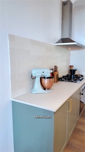 Inside Jack & Nadine’s kitchen reno… and yes, it’s as good as it sounds! 🍃✨ Their new setup in collab with Kitchen Connection nails that dream balance: modern, warm, and made for real life. From the calming green to that matte finish for their island, every detail was designed to feel lived-in, not showroom stiff. It’s the kind of space where cooking feels easy, mornings run smoother, and everything finally has a place (even the cling wrap 😅). | Penrith Homemaker