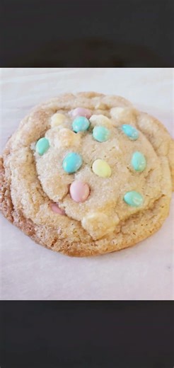 The Cutest Easter Cookies with Mini Chocolate Eggs 🐣🍪 #shorts