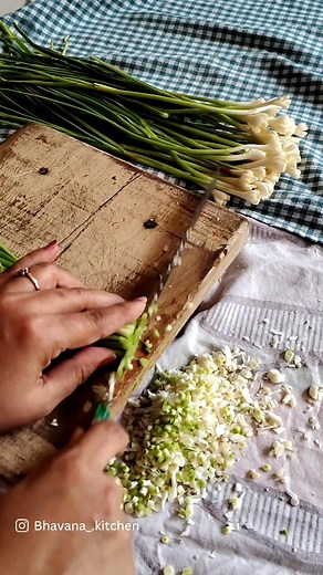 Gujarati Tuver totha recipe | spicy & flavourful winter special dish #tuvertotha #recipe #foodie #winterspecial #gujaratifood #villagelifestyle #CookAtHome #streetfood #gujaratirasoi | Bhavana's kitchen