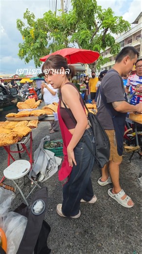 Long lines every day! Wow... over a hundred kilos of crispy pork per person at Sai Mai Soi 3 #Cre...