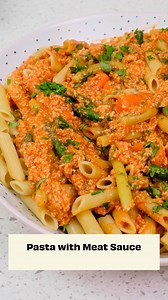 ✨ Your game night meal just got a major glow-up! ✨ Here’s a simple hack for max flavour with minimal effort: warm up your favourite store-bought pasta sauce, mix in some ground chicken, and let it simmer for 20 minutes so the flavours can build. Pour it over pasta, toss in veggies, and you’ve got a delicious, high-protein dinner in no time ⏳🙌. It’s the perfect comfort meal to enjoy while watching the big game! Quick to make, crowd-pleasing, and budget-friendly! ⚾💸 🛒 Find all your ingredients 