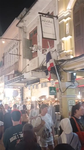 16K views · 170 reactions |  The street food scene in Phuket old town is buzzing. So many stalls, so little time. What should I try next? 樂 #StreetFoodVibes #amazingplace❤️ #amazingplace #travel #thailandtrip #fblifestyle #travelling #TravelDeals | Thailandia Phuket | Facebook