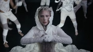 Lady Gaga dévoile sa nouvelle chanson "Abracadabra" lors des Grammy Awards