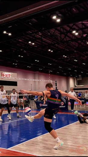 The Craziest Save You’ll See All Week 😳🏐