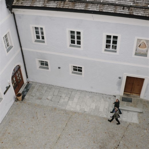 🌟 Entdecke den Stille Nacht Ort Mariapfarr! 🏰✨ Joseph Mohr, der Verfasser des weltbekannten Textes, begann hier seine Reise als Hilfspfarrer. In Mariapfarr lernte er seinen Großvater kennen und verfasste 1816 das Gedicht "Stille Nacht! Heilige Nacht!". Es war, als ob der junge Priester zu seinen Wurzeln zurückkehren musste, um etwas Neues zu erschaffen. In einer Zeit des Hungers und der Armut hielt dieser engagierte Kooperator unbeirrbar an seinem Glauben fest, und sein Gedicht ist ein unsterb