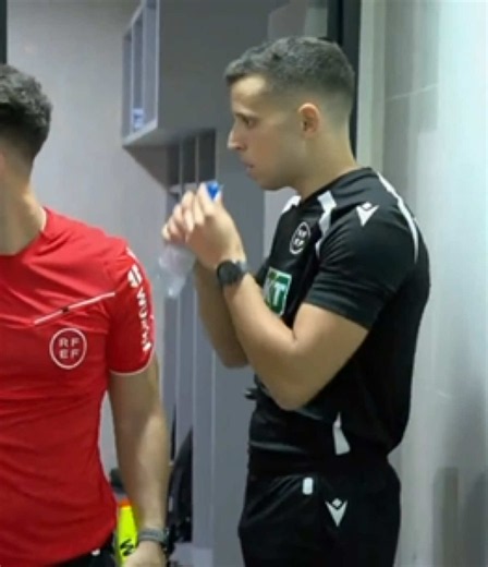 Víctor García en el Vestuario del Villarreal | Elche: Inside View