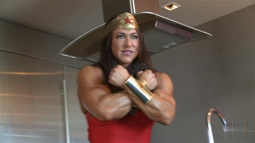 Sarah Hayes#flex #fbb #musclemommy #strong #volimzenerazvijene #muscles #bodybuilding #biceps #bodybulding #cosplayer #wonderwoman #muscle