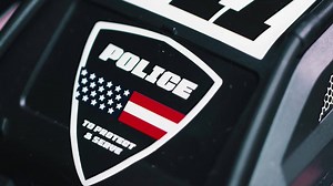 Highway Police (24455) Blaulicht an und los geht's! Das Highway Police Car von Revell Control kann durch die stabile Konstruktion jede Verfolgungsfahrt gewinnen. Egal ob im Garten, auf der Straße oder im Haus, die Highway Police ist das perfekte Einsatzfahrzeug. Mit den großen Gummireifen und der präzisen Lenkung kann es exakt um alle Hindernisse gesteuert werden. Der Li-Ion Akku sorgt für langen Fahrspaß und ist mit dem enthaltenen USB-Ladegerät schnell wieder aufgeladen. Für noch mehr Spielspa