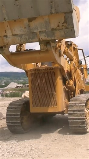 This Scoop Is Massive! Cat 983, the Biggest Caterpillar Traxcavator Ever Built!