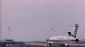 Historia del Boeing 727 Es un avión comercial trimotor a reacción de fuselaje estrecho de tamaño medio. Fue desarrollado y construido por la compañía estadounidense Boeing Commercial Airplanes desde principios de la década de 1960 hasta 1984. Desarrollo y diseño: Origen: El 727 surgió de la necesidad de un avión que pudiera servir rutas de corto y medio alcance, complementando al Boeing 707 y al 720. Características: - Su diseño trimotor le permitiría operar desde aeropuertos con pistas más cort