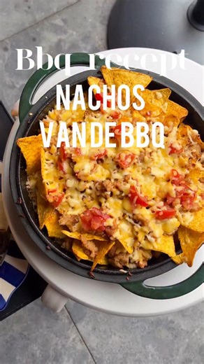 🔥 Warm weer BBQ = nacho time! Deze BBQ nacho’s met kipgehakt, tomaat en kaas wil je proberen 😍. Perfect als borrelhap of makkelijke maaltijd in de zon ☀️. 📌 Klik op het vlaggetje en sla dit recept op! Ingrediënten: - 1 (rode) ui - 300 gr kipgehakt - 2 tl bbq kruiden/kipkruiden - 1 zak tortillachips - 1 tomaat - geraspte cheddar/tex mex kaas Zet je bbq aan. Snipper de ui en snijd de tomaat in blokjes. Giet een scheutje olie in een pan die geschikt is voor de bbq. Bak het kipgehakt met ui en kr