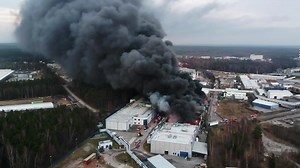 PILNE 🔴 Na miejscu pracuje obecnie 21 jednostek straży, w tym trzy wojewódzkie... Więcej na 👉 https://www.spottedstarachowice.pl/fakty/item/8903-kleby-dymu-nad-starachowicami-plonie-hala-w-starachowickim-cersanicie.html | Spotted: Starachowice