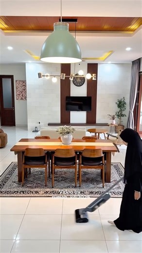 Rumah_k4 | konsep villa Bali| Inspirasi bangun rumah on Instagram: "Rumah besar bingung beresinnya? Invest deh ke gadet-gadget kebersihan dengan fitur keren, supaya memudahkan kita bebersih rumah. Gak Perlu pusing atau keluar tenaga ekstra, salah satu gadget pintar dirumahku vakum Narwal S20 Pro dari @narwal.idn nyapu ngepel sekali jalan dan gak usah pusing bersihin manual, karena dia bisa bersihin sendiri mopnya sampai steril! Canggih kan? 😍 kalau mau samaan, pasang alarm 25.11 karena akan ada