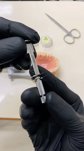 By• @golgran Have questions about how to use the Tofflemire matrix holder? Then watch the video to the end to find out the correct way to use it. 🦷 Matrix holders help fit the matrices to the tooth in a way that adapts to the tooth’s anatomical shape, which is essential for a successful restoration. This ensures the quality of the interproximal space and makes cleaning easier. Liked this video? Follow us to not miss any tips! ✅ You can find Golgran and Millennium instruments at the best dental 