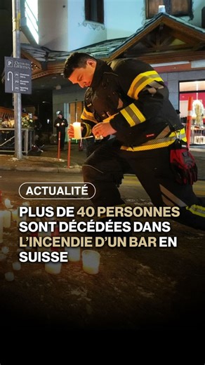 Des témoins de l’incendie survenu au bar Le Constellation, dans la station de ski de Crans-Montana, en Suisse, ont aidé les clients à évacuer l’établissement en flammes. Le drame s’est produit lors des festivités du Nouvel An. Selon les premières hypothèses, des bougies décoratives fixées sur des bouteilles seraient à l’origine du sinistre, après que les flammes ont atteint la mousse antibruit située au plafond. D’après un dernier bilan, plus de 40 personnes ont perdu la vie et 115 ont été bless