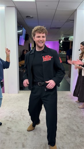 Alex Warren is serving the smoothest moves! | The Jennifer Hudson Show