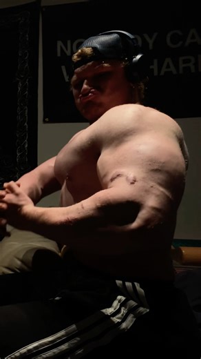 Recent posing update🤌🏻 what do you think I should dress up as for Halloween🤔