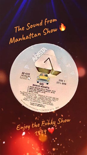 La petite histoire du single de “Disco Nights (Rock-Freak)” — GQ (1979) Label : Arista – Prod. Beau Ray Fleming & Jimmy Simpson – Mix : Jimmy Simpson – Enregistré au mythique Sigma Sound Studios NYC. En 1979, en plein âge d’or du disco, un groove venu du Bronx a littéralement retourné les clubs : « Disco Nights (Rock-Freak) » de GQ. Un titre né d’une histoire de transformation — presque une métamorphose — qui illustre parfaitement comment une bande de musiciens funk a fini par créer l’un des hym