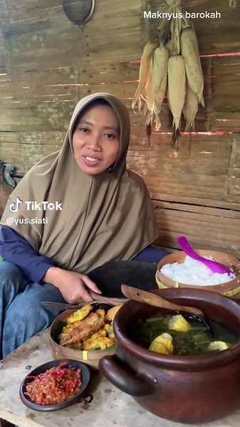 Makan Enak Jagung Sayur Asem dan Tempe