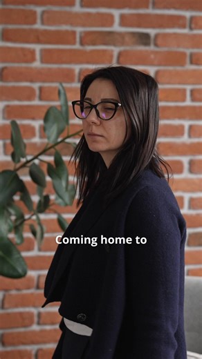 😣 Coming home to an unpleasant smell? Make your own refill for the BEWIT ICE CUBE aroma diffuser and create a fresh, clean, energising atmosphere in your home or office — without synthetic fragrances or heavy chemical air fresheners. 🍊 What you’ll need: BEWIT ICE CUBE aroma diffuser with rattan reeds 100 ml high-proof alcohol (ideally 60–80%) 20 drops of BEWIT Red Orange essential oil (organic) 1 tablespoon of BEWIT Glycerin (organic) How to make it: 1️⃣ Pour the alcohol into the bottle. 2️⃣ A