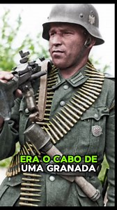 A granada alemã Stielhandgranate ficou famosa na Segunda Guerra Mundial pelo seu cabo longo de madeira, que permitia arremessos mais distantes do que os modelos tradicionais. Esse detalhe simples dava aos soldados alemães uma vantagem tática importante em certos combates, mas também trazia desvantagens no transporte e no uso em espaços apertados. Neste vídeo, você vai entender como um objeto aparentemente simples se tornou um símbolo do soldado alemão e como pequenas decisões de design podem ter
