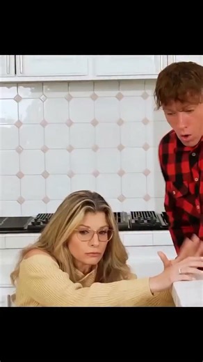 Mlif Library on Instagram: "在日本,研究人员正利用智能人行道将日常活动转化为清洁能源。这些道路内嵌特殊的压电材料,可以从行人的脚步中收集动能。当人们行走、奔跑或跳跃时,路面会轻微变形,从而产生机械压力。压电晶体将这种压力转化为电能。这些能量可用于照亮路灯、为公共显示屏供电,甚至监测行人流量。这种技术不仅减少了能源浪费,还展示了未来城市的无限可能。在东京、京都等城市的试验区,人们的每一步都在为绿色地球贡献力量。科技让生活更环保,也让每一个脚步更有意义 #日本#科技#创新 #科技#创新可持续绿色能源未来城市环保知识事实推荐你知道吗"