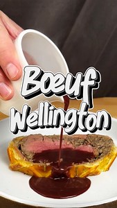 Bœuf Wellington 🥩🤵🏻‍♂️ Le bœuf : - 1 filet de bœuf (environ 150g p.p) - Moutarde - Sel, poivre La duxelle de champignons : - 500g de champignons de Paris - 1 échalote - 1 gousse d’ail - Thym - Sel, poivre Le montage : - 1 pâte feuilletée épaisse - 3 tranches de jambon cru - Romarin La dorure : - 2 jaunes d’œufs 30min à 180°C #boeuf #boeufwellington #wellington #viande #recette | Benjamin Furno