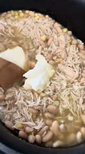 Creamy Slow Cooker Chicken Chili #onepotmeal #easyrecipes #chickenchili #leftovers