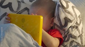 Vidéo Stock child learning alphabet on smarty alphabet tablet to learn letters, ABC, numbers, shapes, colors, music and words. Interactive toddler learning and education toys for kids boys and girls