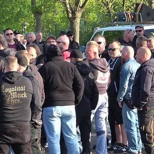 Die Neonazi-Szene traf sich am Abend des 8. Mai in Demmin, um dortige Massensuizide am Ende des Zweiten Weltkriegs zu instrumentalisieren. Seit Jahren mobilisiert die NPD in die mecklenburg-vorpommersche Kleinstadt – zuletzt war der Aufmarsch allerdings zwei Jahre in Folge ausgefallen. In diesem Jahr schlossen sich dem Aufruf lediglich 120 Personen ein – ein neuer Tiefpunkt, der auch mit dem anhaltenden Bedeutungsverlust der NPD einhergeht. Zu den Gegenprotesten entlang der Neonazi-Route kamen r