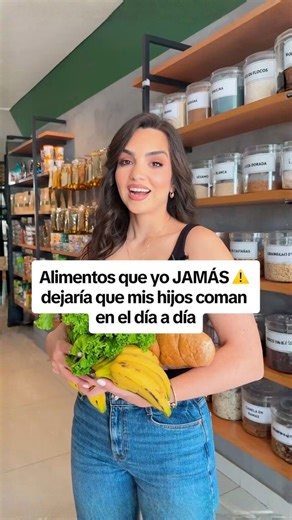 Magali Alvarenga - Nutricionista on Instagram: "En el video de hoy te muestro alimentos que yo jamás pondría como hábito en la rutina alimentaria de mis hijos‼️ En situaciones ESPORÁDICAS, nunca van a ser el problema, lo que no puede pasar es que esto se vuelva rutina, ahí es donde está el verdadero peligro. Y ahí viene la pregunta clásica: “¿Nutri y entonces qué va a comer o tomar mi hijo ahora?” Gente, quiero que recuerden algo clave: quienes presentamos los alimentos a los niños somos NOSOTRO