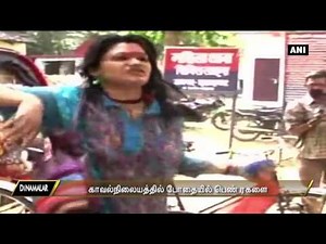 Drunk Young Women Fight With Police in Uttar Pradesh