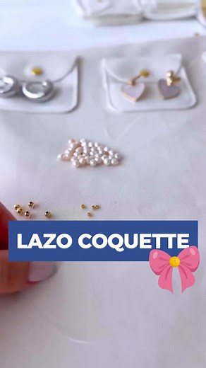 Tutorial Lazo Coquette 🎀🌟🌸 . Te enseñamos como hacer un lazo Coquette para esta tendencia... Necesitaremos: ✅ Balines ✅ Perlas ✅ Nylon ✅ Grapas . Guarda 📩 este reel y síguenos 📲 para que no te pierdas todos los tutoriales que tenemos para ti 💫 . #insumosbisuteria #insumosbisuteriacolombia #insumosparaaccesorios #insumosaccesorios #herramientasparabisuteria #bisuteriamedellin #bisuteriacolombia #bisuteriacolombiana #bisuteriaalpormayor #fabricantesdebisuteria #accesoriosalpormayor #accesori