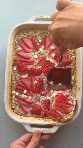 Healthy Food Prep 🌱🍳🥗🍝 | 😋 Tag someone who you would enjoy this meal with! One pan oatmeal encore – this time made with Greek yogurt, peanut butter and fresh... | Instagram