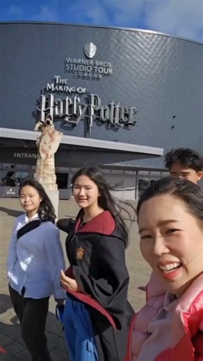 English Corner Thailand on Instagram: "ไม่ใช่แค่เรียนอังกฤษที่ UK แต่คือ “ประสบการณ์ชีวิต” ของเด็กไทย 🇹🇭✨ ที่พ่อแม่เลือกสร้างให้ลูก ✈️ ปิดเทอมนี้ ไม่ใช่แค่การเรียนภาษา แต่คือการสร้างอนาคตและประสบการณ์ให้ลูก 🌎 English Summer Camp 2026 – Spring Explorer 📍 Boarding School @ London, England เปิดโลกการเรียนรู้ภาษาอังกฤษกับ Bell St Albans โรงเรียนบอร์ดดิ้งสคูลชื่อดังของอังกฤษ พร้อม Study Tours พิเศษ ✨ 🏫 Cambridge & Oxford – 2 มหาวิทยาลัยระดับโลก 🎭 Stratford-upon-Avon บ้านเกิด Shakespeare 🛶 Tham