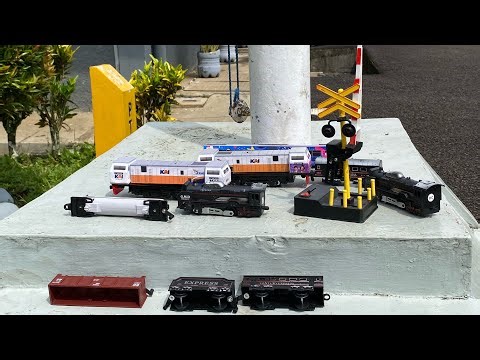 Kereta api melintas!Mulung kereta api indonesia di Stasiun kereta cc206 hype trip dan gerbong