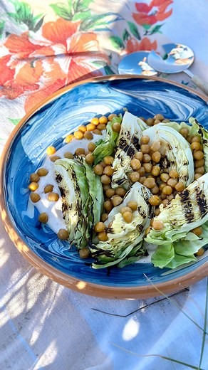 Arladk on Instagram: "Grillet spidskål 🥬 Vejret siger grillmad!🌞 Spidskål er en fantastisk grøntsag og egner sig perfekt til grill 💚 Her får du en opskrift på grillet spidskål med yoghurt og ristede kikærter - spis den som tilbehør eller som en salat med brød til. Og spidskålen kan du sagtens skifte ud med fx gulerødder eller fennikel🥕👏 //see first comment for English// Tilbehør til 4 personer: - 1 lille spidskål - 1/2 dåse drænede, kogte og skyllede kikærter - 2 spsk olie til stegning - 1,